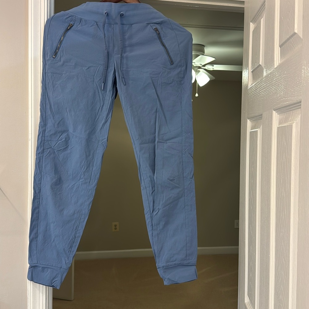 ATHLETA HIKING JOGGERS 6 T Like new